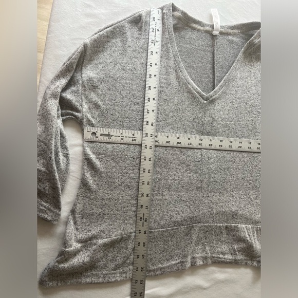 Gilligan & O’malley long sleeve v-neck sweater top, Large - Picture 4 of 6